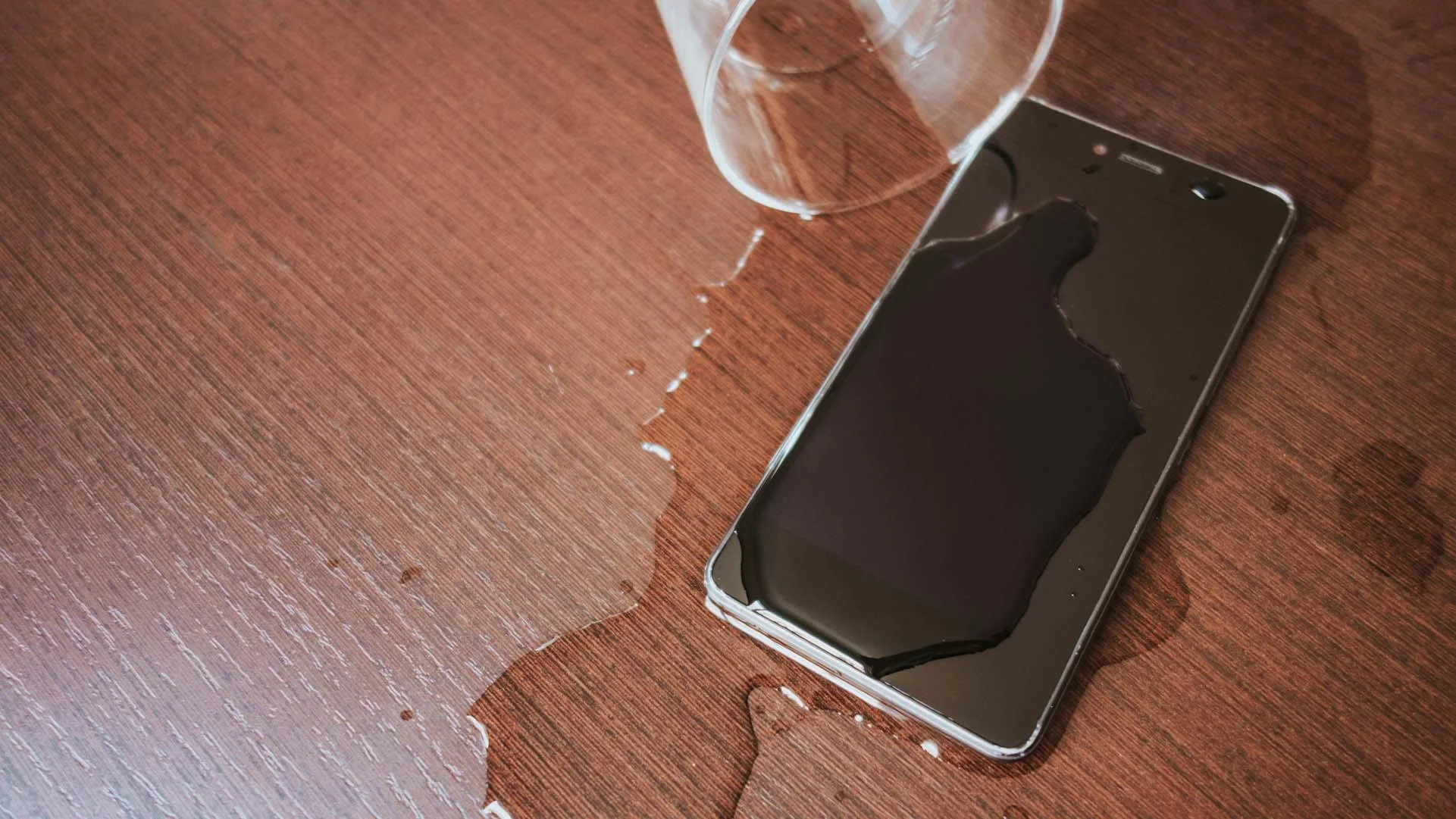 Telefon scapat in lichid, ce faci imediat si ce sa nu faci